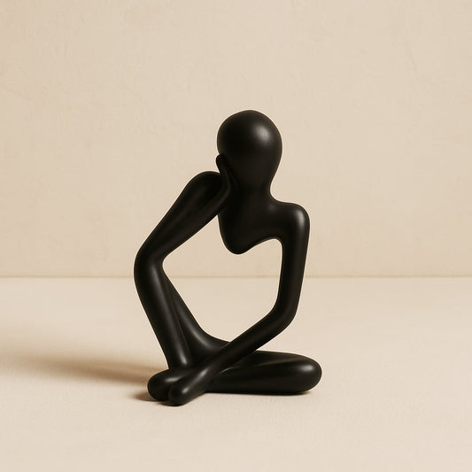 Dekoracyjna figurka w stylu rzeźbiarskim – symbol refleksji i kontemplacji.